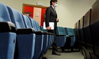 Salvador Illa, este miércoles llegando a la sala de prensa de La Moncloa.  | EFE