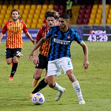 Achraf, durante el partido ante el Benevento. | EFE