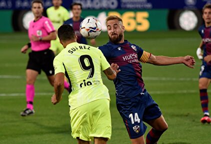 Luis Suárez lucha por un balón con Jorge Pulido. | EFE