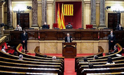 Quim Torra interviene en el pleno del Parlamento de Cataluña sobre su inhabilitación. | EFE