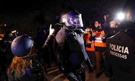 Una manifestante increpa a un mosso en las protestas de este lunes | EFE