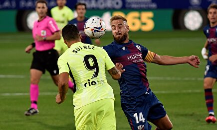 Luis Suárez lucha por un balón con Jorge Pulido. | EFE