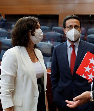 La presidenta de la Comunidad de Madrid, Isabel Díaz Ayuso, con los consejeros de Hacienda y Función Pública Javier Fernández-Lasquetty e Interior, Enrique Lopez. | EFE