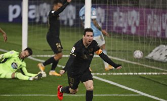 Messi celebra el segundo gol del Barcelona, con la firma de Olaza en propia meta. | EFE