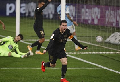 Messi celebra el segundo gol del Barcelona, con la firma de Olaza en propia meta. | EFE