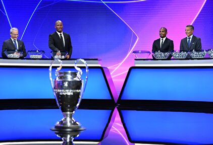 Didier Drogba (2i), mano inocente en el sorteo. | EFE