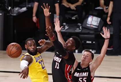 LeBron y sus Lakers arrasan a los Heat y se llevan el primer triunfo de la gran final de la NBA