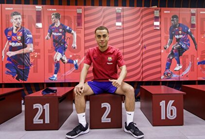 Sergiño Dest ya luce como azulgrana en el vestuario del Camp Nou. | @FCBarcelona_es