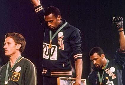 La icónica imagen del podio de México 68, con Peter Norman en primer plano. | EFE | EFE