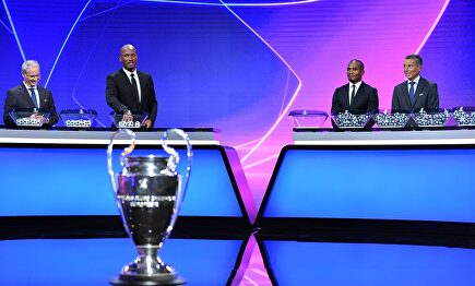 Didier Drogba (2i), mano inocente en el sorteo. | EFE