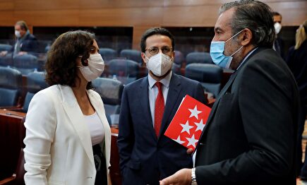 La presidenta de la Comunidad de Madrid, Isabel Díaz Ayuso, con los consejeros de Hacienda y Función Pública Javier Fernández-Lasquetty e Interior, Enrique Lopez. | EFE