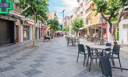 Una calle de Benidorm tras el cierre por la pandemia del coronavirus | Alamy
