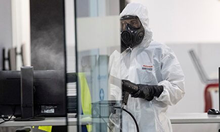 Militares de la UME con traje de protección | EFE