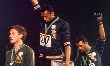 La icónica imagen del podio de México 68, con Peter Norman en primer plano. | EFE | EFE