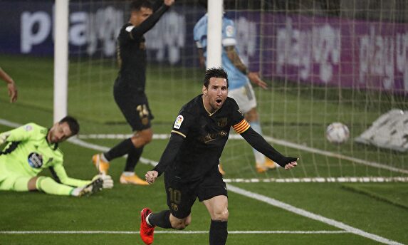 Messi celebra el segundo gol del Barcelona, con la firma de Olaza en propia meta. | EFE