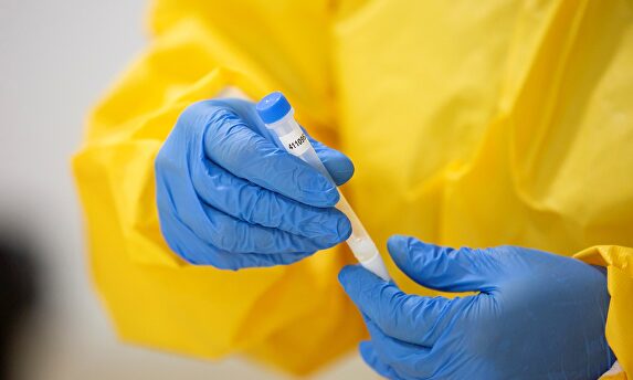 Una sanitaria porta un test de antígenos. | EFE