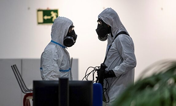 Miembros de la Unidad Militar de Emergencias (UME) realizan labores de desinfección en el Centro Cultural Lope de Vega en Madrid, donde esta mañana se han realizado los primeros test rápidos de antígenos. | EFE