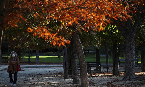 Una mujer pasea este jueves por las inmediaciones del Parque Madrid Río | EFE