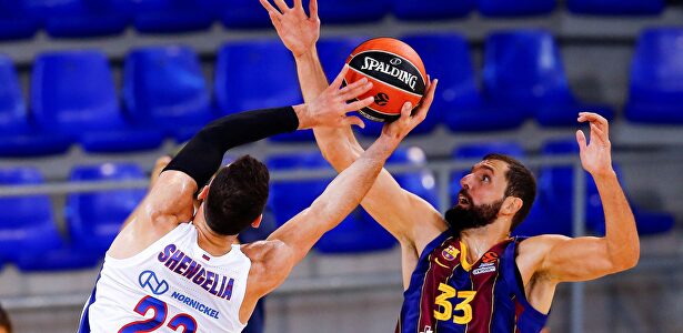 Mirotic, en acción ante Shengelia. | EFE