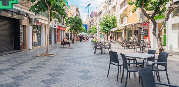 Una calle de Benidorm tras el cierre por la pandemia del coronavirus | Alamy