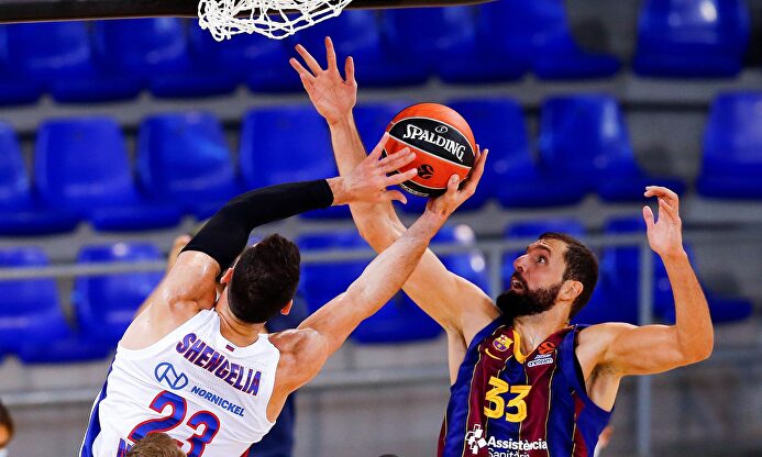 Mirotic, en acción ante Shengelia. | EFE