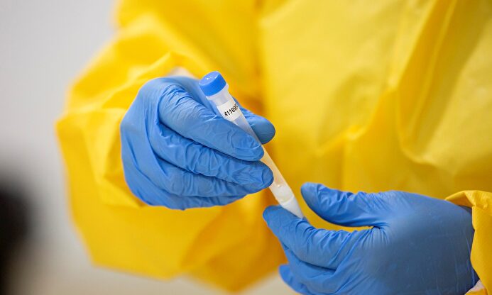 Una sanitaria porta un test de antígenos. | EFE