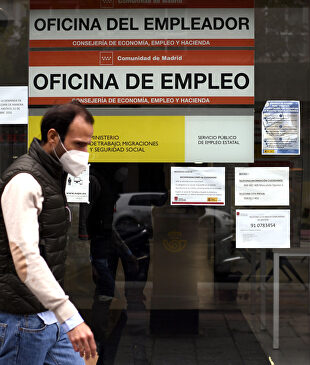 Una persona pasa al lado de una Oficina de Empleo en Madrid | Europa Press
