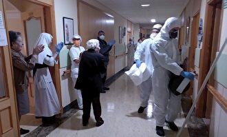 Militares desinfectan una residencia de ancianos para evitar contagios por coronavirus. | Flickr-Defensa