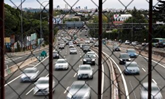 Movimiento en la salida de Madrid por la autopista A-6 este viernes. | EFE