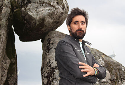 El escritor Manel Loureiro junto a 'Porta do Alén' | Planeta