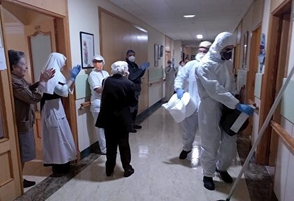 Militares desinfectan una residencia de ancianos para evitar contagios por coronavirus. | Flickr-Defensa