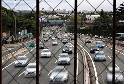 Movimiento en la salida de Madrid por la autopista A-6 este viernes. | EFE