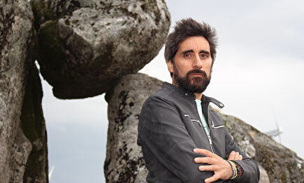 El escritor Manel Loureiro junto a 'Porta do Alén' | Planeta