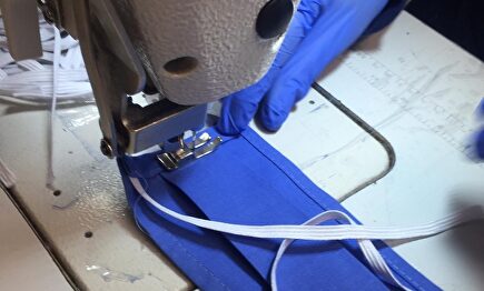 Fábrica de mascarillas de tela. | Europa Press