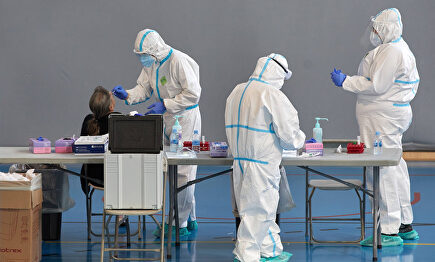 Sanitarios realizando pruebas PCR. | EFE