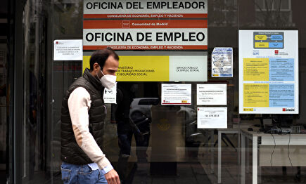  Una persona pasa al lado de una Oficina de Empleo en Madrid | Europa Press