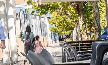 Un hombre camina junto a la terraza de un bar | JAVIER PULPO - EUROPA PRESS