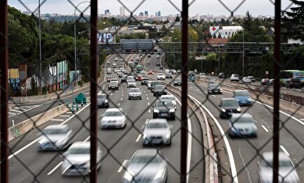 Movimiento en la salida de Madrid por la autopista A-6 este viernes. | EFE