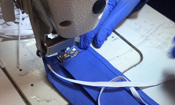 Fábrica de mascarillas de tela. | Europa Press