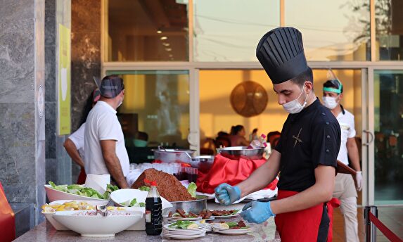 Un chef cocinando | Alamy