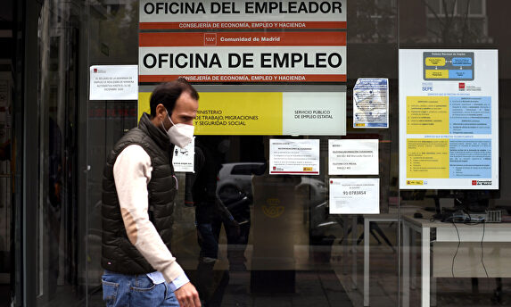  Una persona pasa al lado de una Oficina de Empleo en Madrid | Europa Press