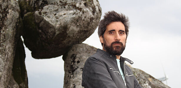 El escritor Manel Loureiro junto a 'Porta do Alén' | Planeta