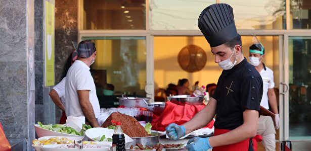 Un chef cocinando | Alamy