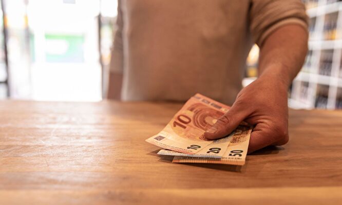 Pago en efectivo en euros | Alamy