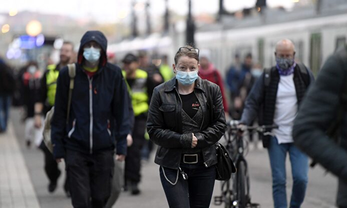 Pasajeros con mascarilla en una estación de tren de Helsinki | Europa Press