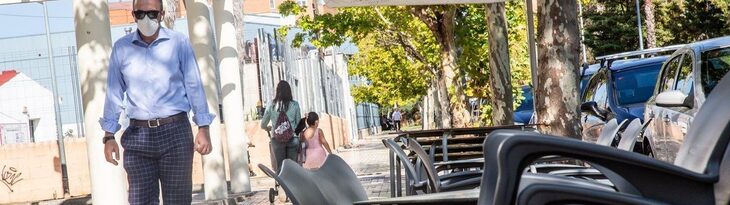 Un hombre camina junto a la terraza de un bar | JAVIER PULPO - EUROPA PRESS