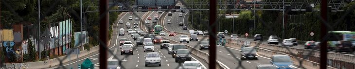 Movimiento en la salida de Madrid por la autopista A-6 este viernes. | EFE