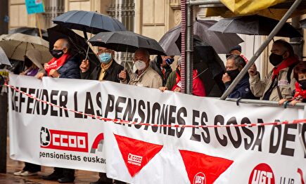 Una imagen de la manifestación convocada por UGT y CCOO, este jueves frente al Parlamento Vasco en Vitoria. | EFE