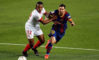Messi y Koundé disputan un balón en el Camp Nou. | EFE