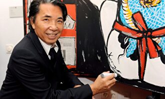 El diseñador Kenzo Takada firma una de sus pinturas. | EFE